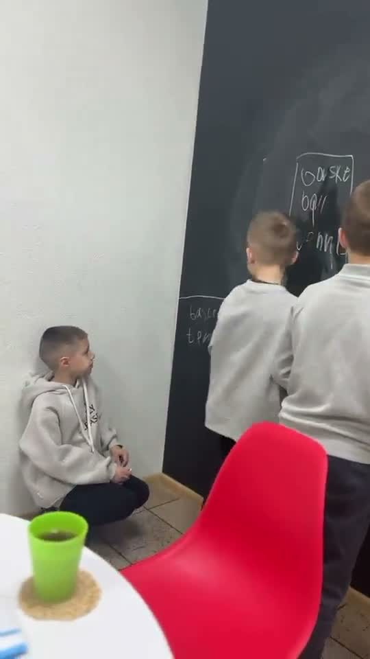 Хлопчики вивчають англійські слова
