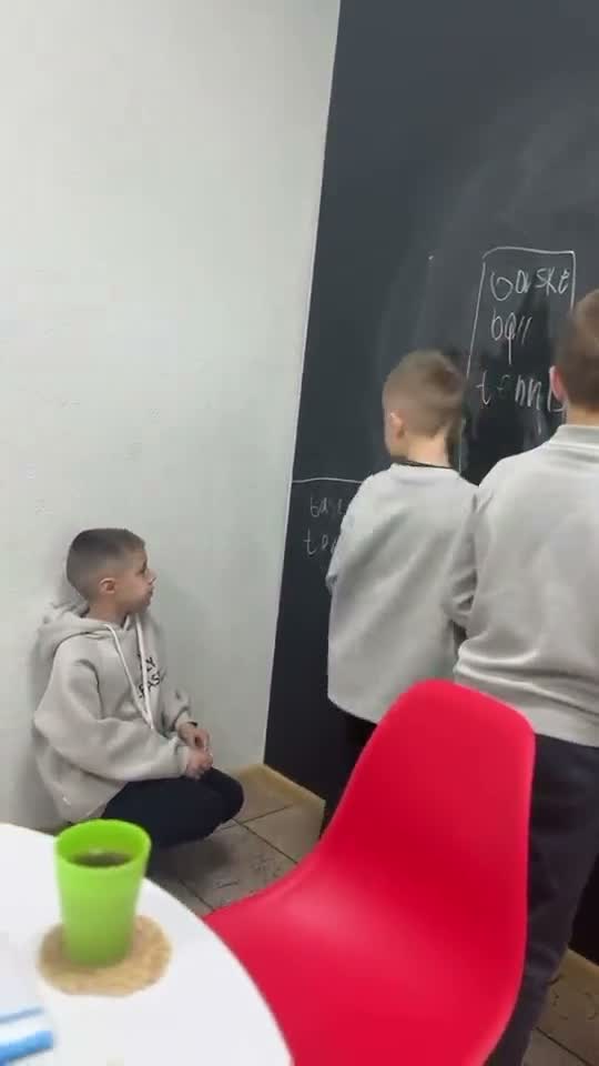 Діти вивчають англійські слова біля дошки