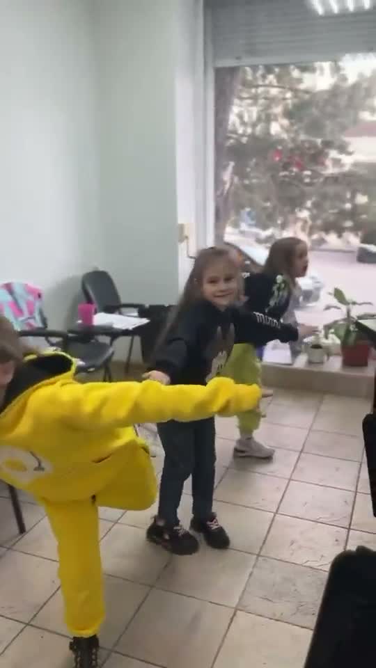 Активна гра на дитячому занятті